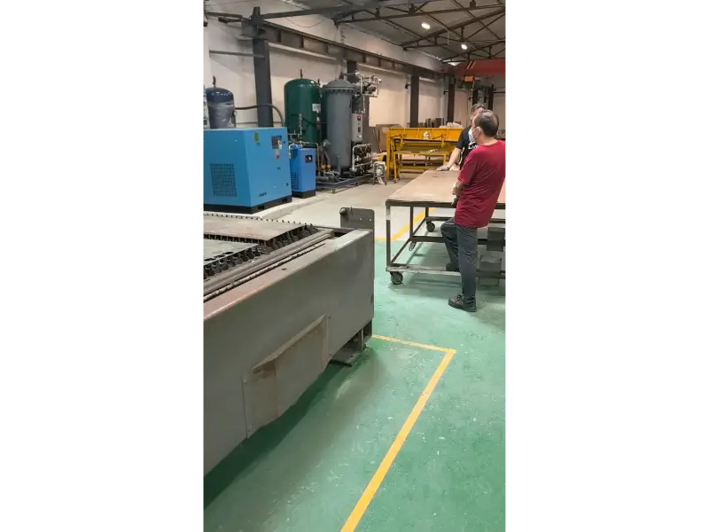 Inbedrijfstelling van het gastoevoersysteem voltooid! Interne luchtcompressor en stikstofgenerator gecombineerd met RayTools lasersnijkop: verbeterde snijkwaliteit van gegalvaniseerde platen